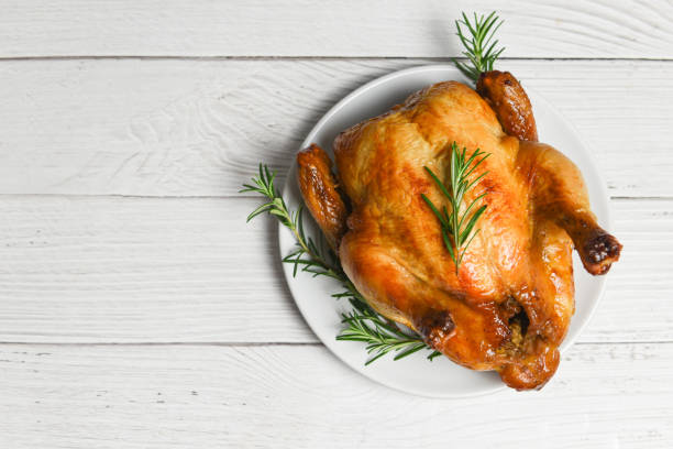 romero de pollo asado entero / pollo al horno a la parrilla deliciosa comida en la mesa de comedor en vacaciones celebrar - thanksgiving diner fotografías e imágenes de stock