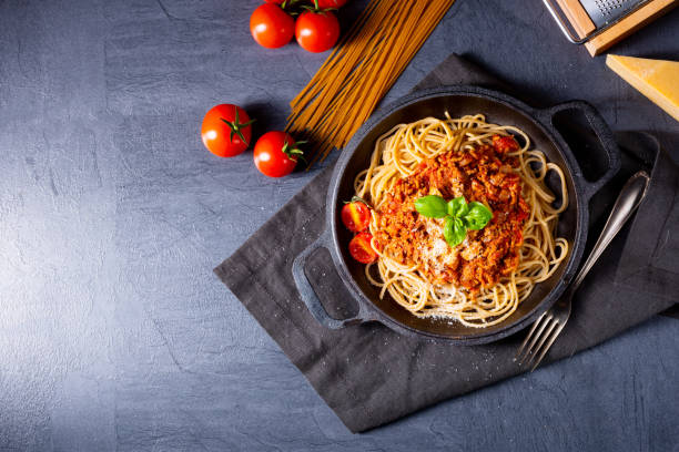 wholegrain spaghetti with tomato sauce and minced meat wholegrain spaghetti with tomato sauce and minced meat bolognese sauce stock pictures, royalty-free photos & images