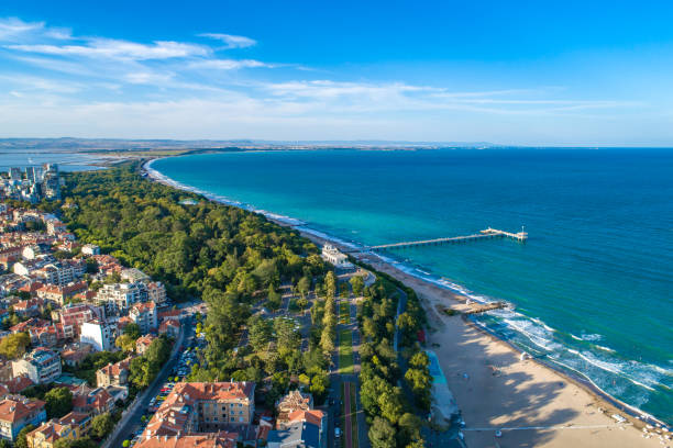 brede luchtfoto drone uitzicht over de zeetuin in burgas, bulgarije - bulgarije stockfoto's en -beelden