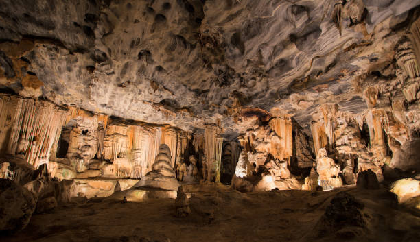 wide angle view inside the cango caves near the town of oudtshoorn in the western cape of south africa - cango stockfoto's en -beelden
