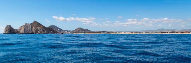 卡波聖盧卡斯的廣角景觀, 包括海灣和著名的岩石在土地盡頭的形成 - has san hawkins 個照片及圖片檔