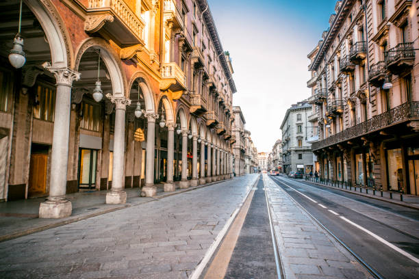 weitwinkelaufnahme der main street in turin, italien - torino stock-fotos und bilder