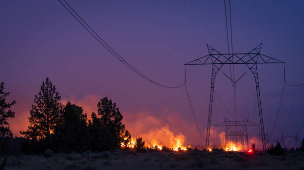 wildfire under electrical transmission line a california wildfire burns under a high voltage electrical transmission line communications tower photos stock pictures, royalty-free photos & images