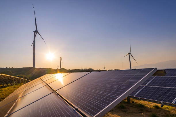 centrales eólicas y solares - energía renovable fotografías e imágenes de stock