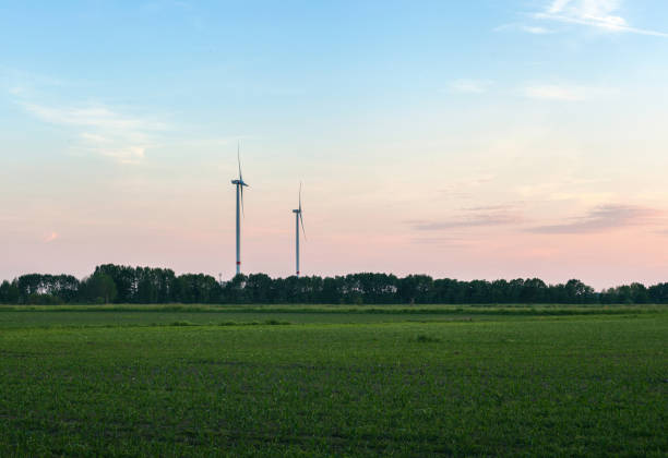 éolienne deux éoliennes dans le pays dans le brandebourg allemagne développement durable de l'énergie revirement - transition énergétique photos et images de collection