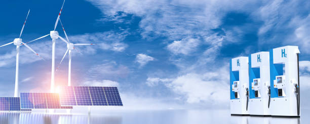 windkraftanlage und sonnenkollektoren am blauen sonnigen himmel mit einigen wolken. grünes alternatives energiekonzept. - hydrogen transport stock-fotos und bilder