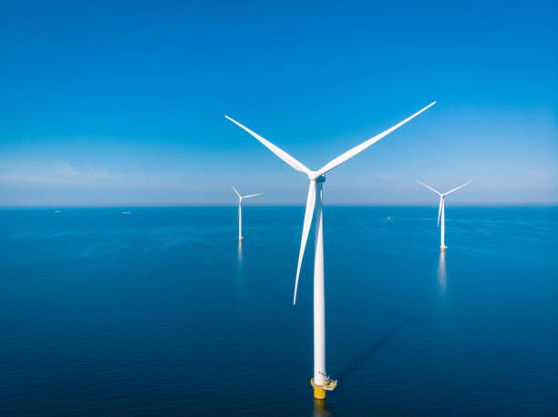 空中から風力タービン、オランダ最大のアイセルマイヤー湖の風車農場をウィンドパークウェスターマイヤーダイクでドローンビュー、持続可能な開発、再生可能エネルギー - 風力発電 ストックフォトと画像