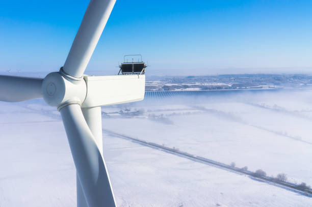 windkraftanlage im winter mit schnee und nebel luftbild und nahansicht - tim siegert stock-fotos und bilder
