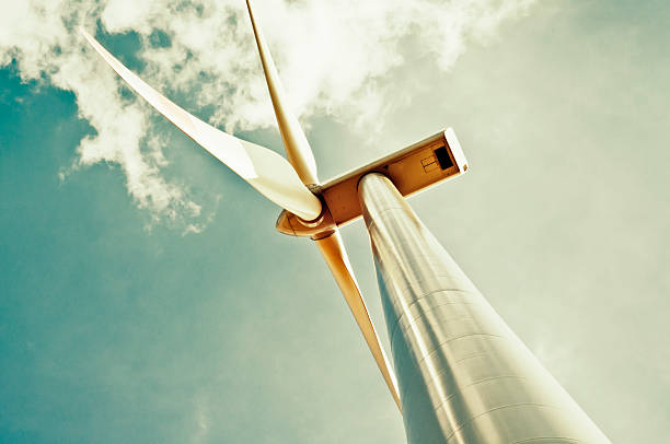 windkraftanlage mit grünen sky - windräder stock-fotos und bilder