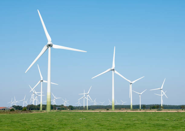 éoliennes dans le paysage rural de l'ostfriesland dans le nord de l'allemagne et le ciel bleu - transition énergétique photos et images de collection
