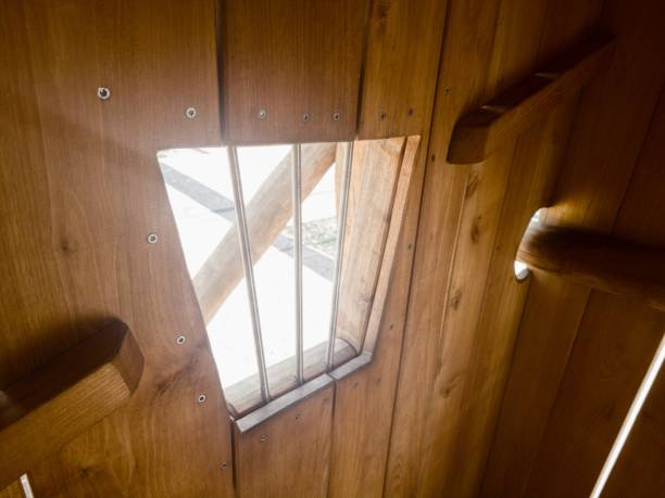 finestra in un parco giochi in legno - barak foto e immagini stock