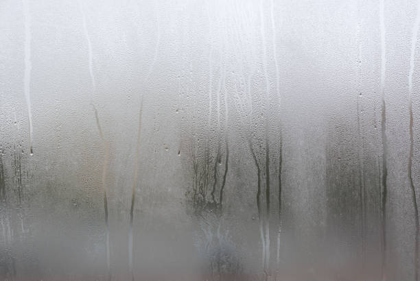 venster met condensaat of stoom na zware regenval, grote texture of achtergrond - condensatie stockfoto's en -beelden