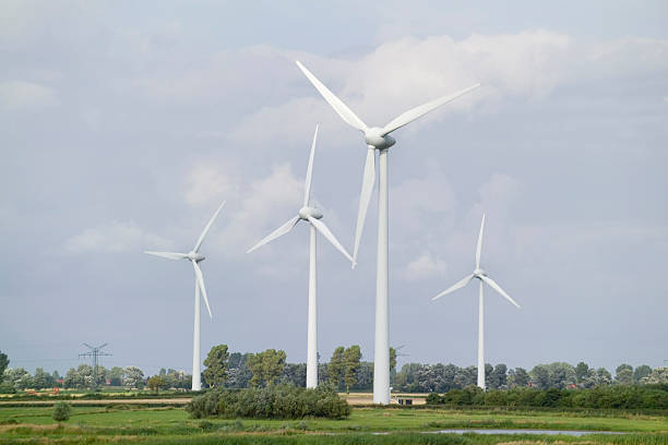 windpower pflanze windmühlen in einer reihe - windräder stock-fotos und bilder