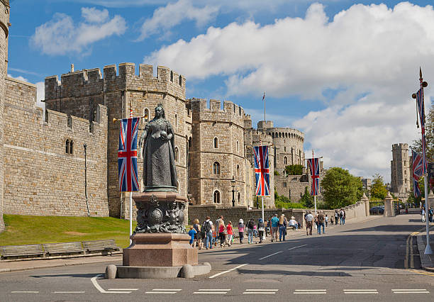 castillo de windsor y queen victoria estatua, inglaterra - castillo de windsor fotografías e imágenes de stock
