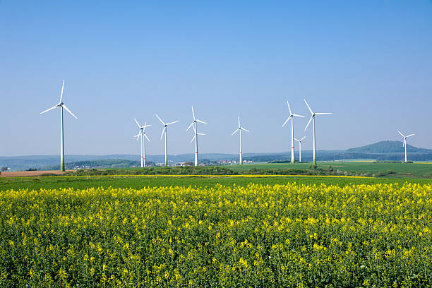 windwheels in ländlichen deutschland - windräder stock-fotos und bilder