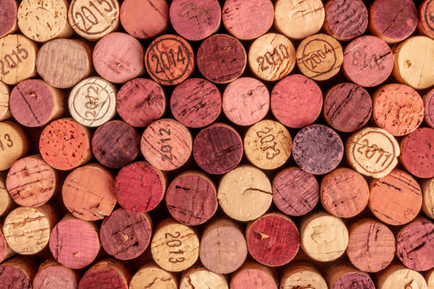 Wine corks background, overhead photo of red and white wine corks Wine corks background, overhead photo of red and white wine corks cork stopper stock pictures, royalty-free photos & images