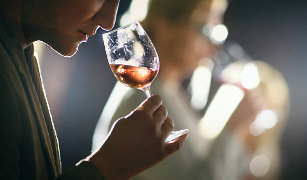 degustação de vinho evento. - sniffing glass imagens e fotografias de stock