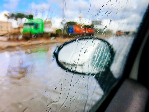 車の窓から撮影した雨の翼鏡 エジプトのストックフォトや画像を多数ご用意 Istock