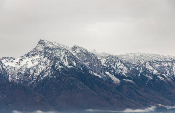 winter alpen berge landschaft verschneiten gipfel malerischen wunderschönen kamm grau bewölkten himmel hintergrund malerische aussicht - alpen unscharf winter stock-fotos und bilder