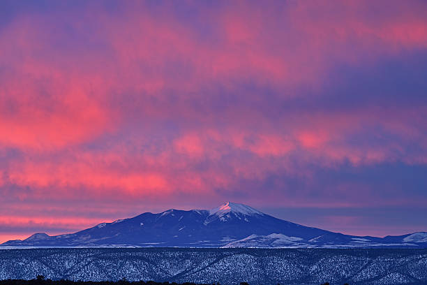 Winter, Humphreys Peak Winter landscape at dawn of Humphreys Peak, San Francisco Peaks, Flagstaff, Arizona, USA  flagstaff arizona stock pictures, royalty-free photos & images