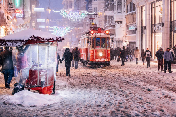 winter in istiklal street, beyoglu, istanbul - beyoglu stockfoto's en -beelden