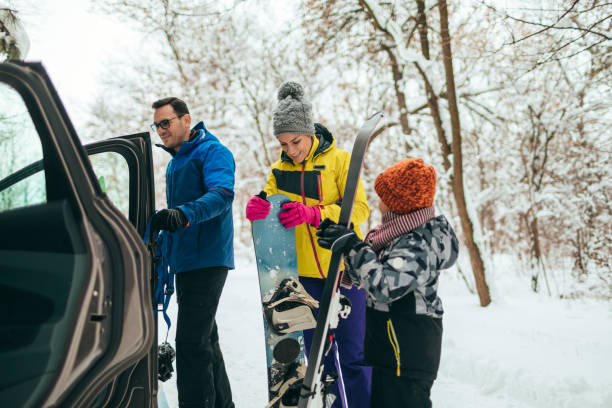 wintersportler - auto packen für den urlaub winter stock-fotos und bilder
