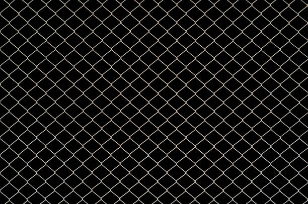 draht-mesh-zaun-textur isoliert auf schwarzem hintergrund mit clipping-pfad - maschendrahtzaun stock-fotos und bilder