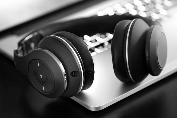 Wireless headphone on laptop Wireless headphone on laptop bluetooth stock pictures, royalty-free photos & images
