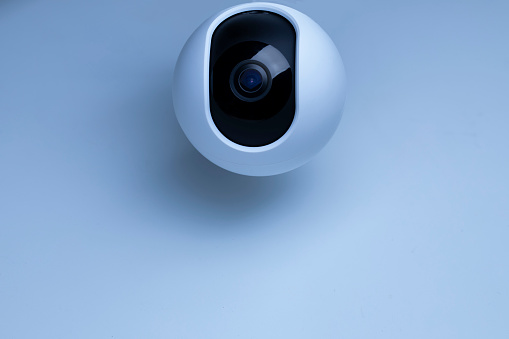  De mini camera sets bestaan meestal uit een spy-camera welke met een snoer verbonden is aan een opname systeem / DVR.  thumbnail