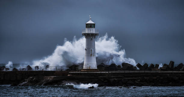 wollongong breakwater lighthouse under en tung storm - fyr bildbanksfoton och bilder