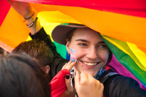 de activiste van de vrouw steunt lgbt mensenrechten tijdens protest op de straat - gay demonstration stockfoto's en -beelden