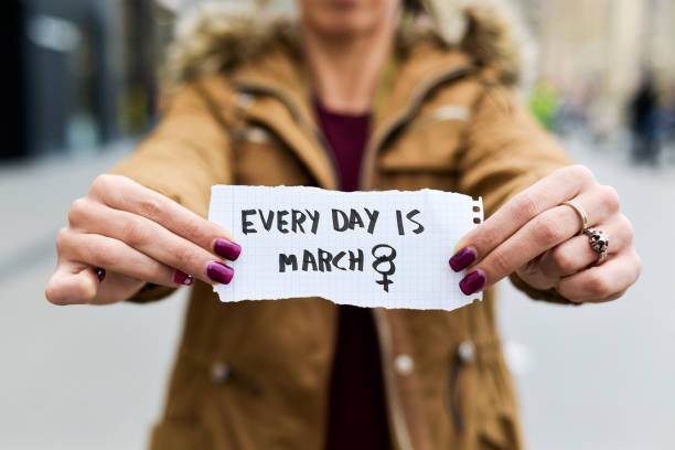 vrouw en tekst elke dag is 8 maart - womens day stockfoto's en -beelden