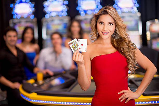 woman at the casino - blackjack stockfoto's en -beelden
