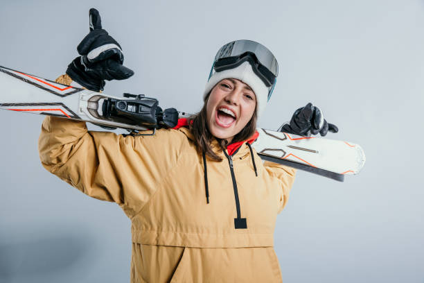 vrouw die ski's draagt - posing with ski stockfoto's en -beelden