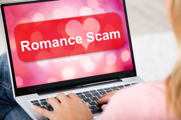 frau prüft credit score online auf laptop - flirt stock-fotos und bilder