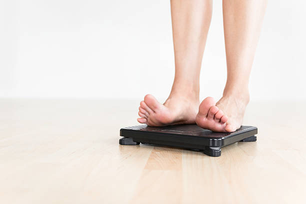 woman チェック重量 - 体重計　女性 ストックフォトと画像