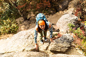 秋の五西山山の山に登る女性