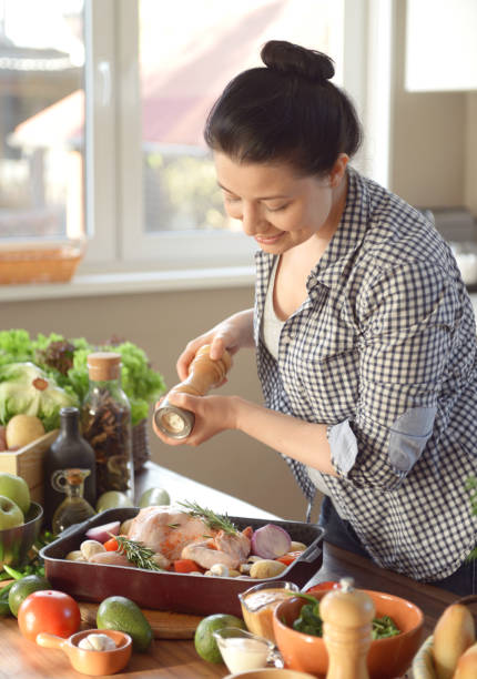 mujer de la cocina a la vista en la cocina - thanksgiving diner fotografías e imágenes de stock