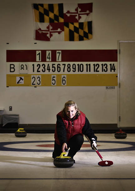 woman curling - curling stockfoto's en -beelden