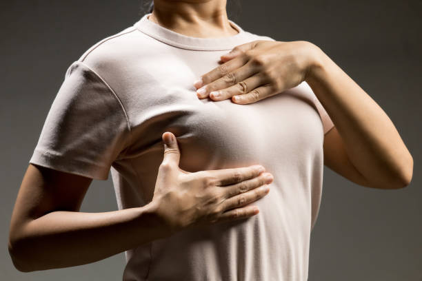 женщина сделать грудь самоуправления экзамен - breast cancer стоковые фото и изображения