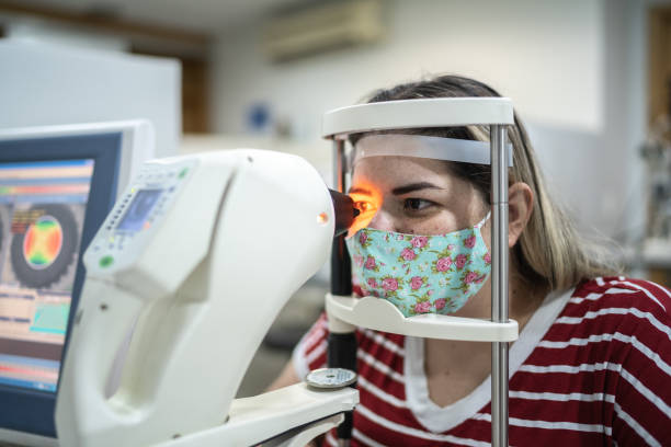 눈 검사를 하는 여자 - 검사 보기 뉴스 사진 이미지