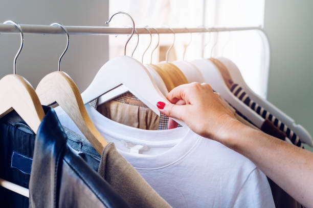woman doing shopping - clothes wardrobe imagens e fotografias de stock