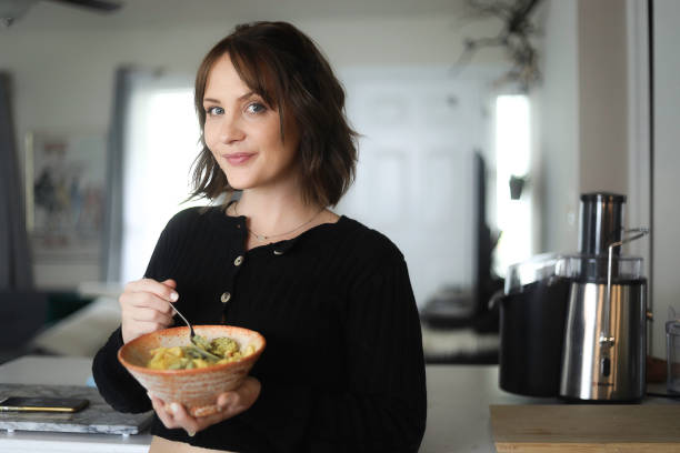 vrouw die een plantaardig dieet eet - vegan keto stockfoto's en -beelden