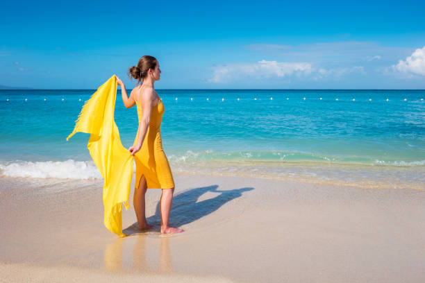 女性は、熱帯のビーチを楽しんでいます - モンテゴ湾 写真 ストックフォトと画像