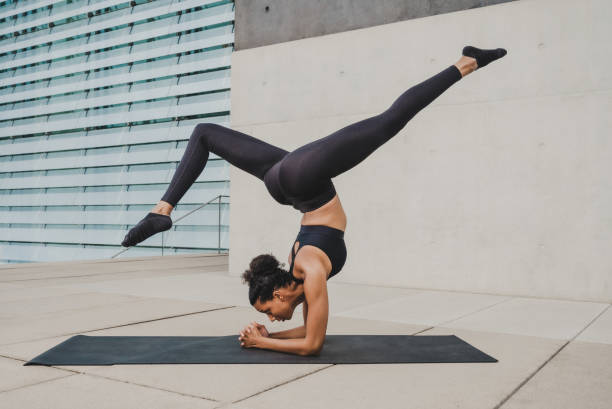 Woman exercising in front of a wall Woman practising yoga doing the splits stock pictures, royalty-free photos & images