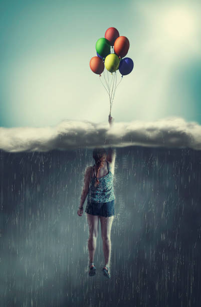 vrouw vliegen met ballonnen door middel van een regenachtige wolk naar de zonnige hemel. het concept van het overwinnen van angsten. - rain woman sun stockfoto's en -beelden