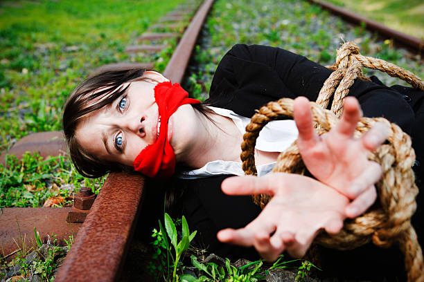 женщина gagged и соблюдать железнодорожный путь pleads для выпуска - tied u...