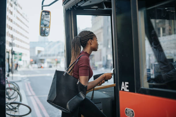 vrouw krijgen op de bus - openbaar vervoer stockfoto's en -beelden