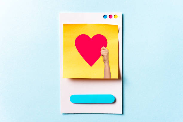 de hand die van de vrouw een concept van de sociale medialiefde met rood hartsymbool op documentkaart en blauwe achtergrond houdt. digitaal marketingconcept. - delen begrippen stockfoto's en -beelden