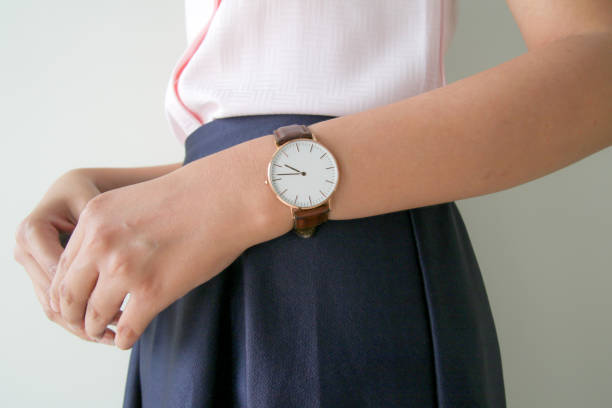 vrouw hand tonen horloge - woman horloge stockfoto's en -beelden